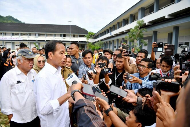 
					Presiden Jokowi saat berada di Mamuju Sulawesi Barat/Setpres/industriindonesia.id