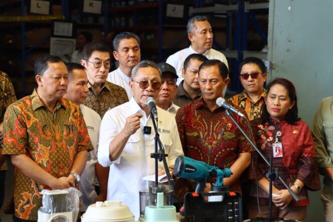 
					Menteri Perdagangan Zulkifli Hasan, saat melakukan sidak barang impor/ist/Industriindonesia