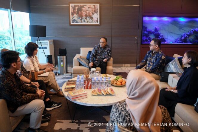 
					Ketua Umum APPRI Serahkan Buku Perkembangan PR kepada Menkominfo/ Dok. Kominfo/Industrindonesia.id