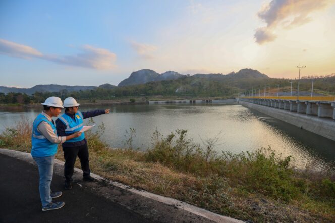 
					Pembangkit Listrik Tenaga Air (PLTA) Jatigede di Kabupaten Sumedang, Jawa Barat./Dok. PLN/industriindonesia.id