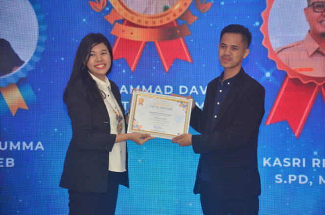 
					Penyerahan penghargaan Campus Leaders Program Award kepada David Setiadi, mentor terbaik dari PPTI.
