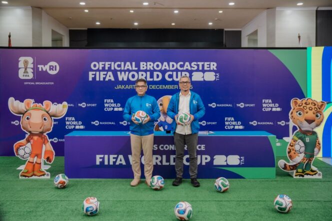 
					Ki-Ka: Direktur  Utama  LPP TVRI   Iman   Brotoseno (Kiri), didampingi   Chief  Editor  Siaran   Piala  Dunia   TVRI   Usman Kansong (Kanan)/Foto. TVRI/Industriindonesia.id