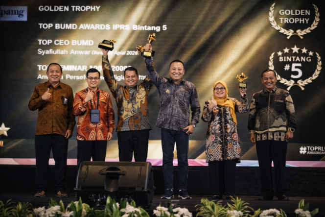 
					Bupati Sampang dan BPRS Sabet Penghargaan Top BUMD Awards 2026.