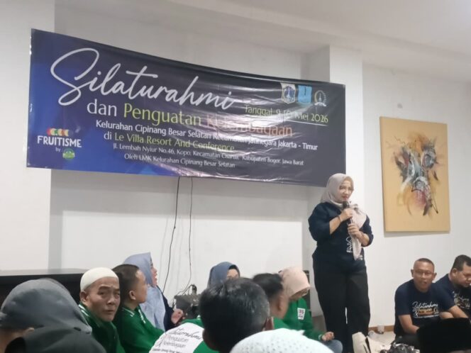 
					Camat Jatinegara Dr. Endang Kartika W., S.K.M., M.M., saat memberikan sambutan dan materi di kegiatan Silaturahmi dan Penguatan Kelembagaan se-Kelurahan CBS, Sabtu-Minggu (9-10 Mei 2026).