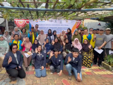 Tim PKM Universitas Budi Luhur bersama dengan para peserta kegiatan dari unsur Kelurahan, RT/RW, dan pemangku terkait berfoto bersama pasca kegiatan/Foto. Redaksi/Industriindonesia.id